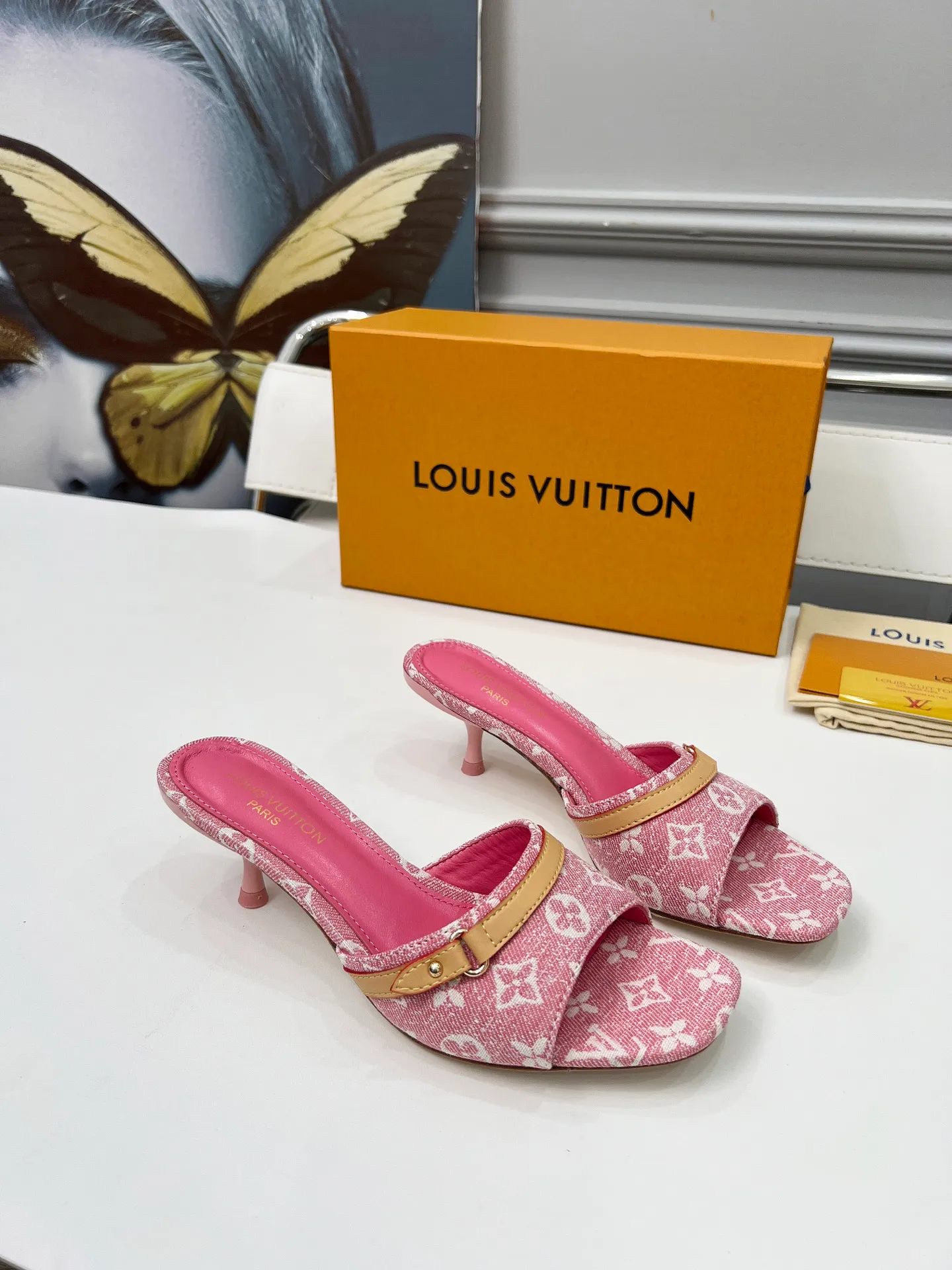👟👟Ex-factory price 440👟👟 LV new denim kitten heel slippers 2025 summer must-have for goddesses, original replica, super comfortable on the feet. Show off the queen's temperament, the heel height is 9.5CM, which shows your temperament without being tiring. Leather outsole. Standard code: 35-42 (41 and 42 codes are customized, non-returnable and non-exchangeable)